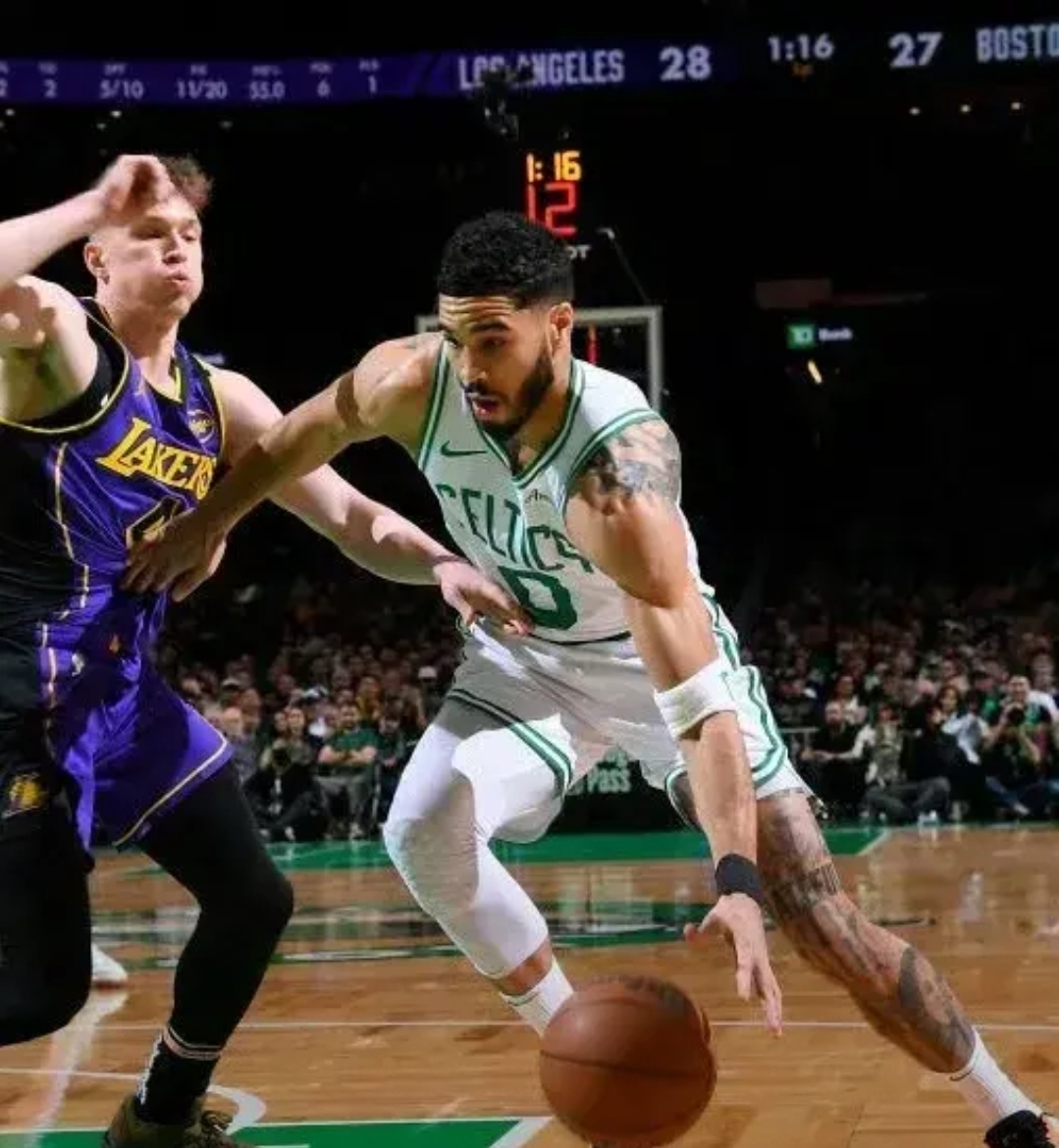 爱游戏APP-比赛局势复杂首场状态出色，湖人观众沸腾！，塔图姆重返赛场上演精彩一战的简单介绍