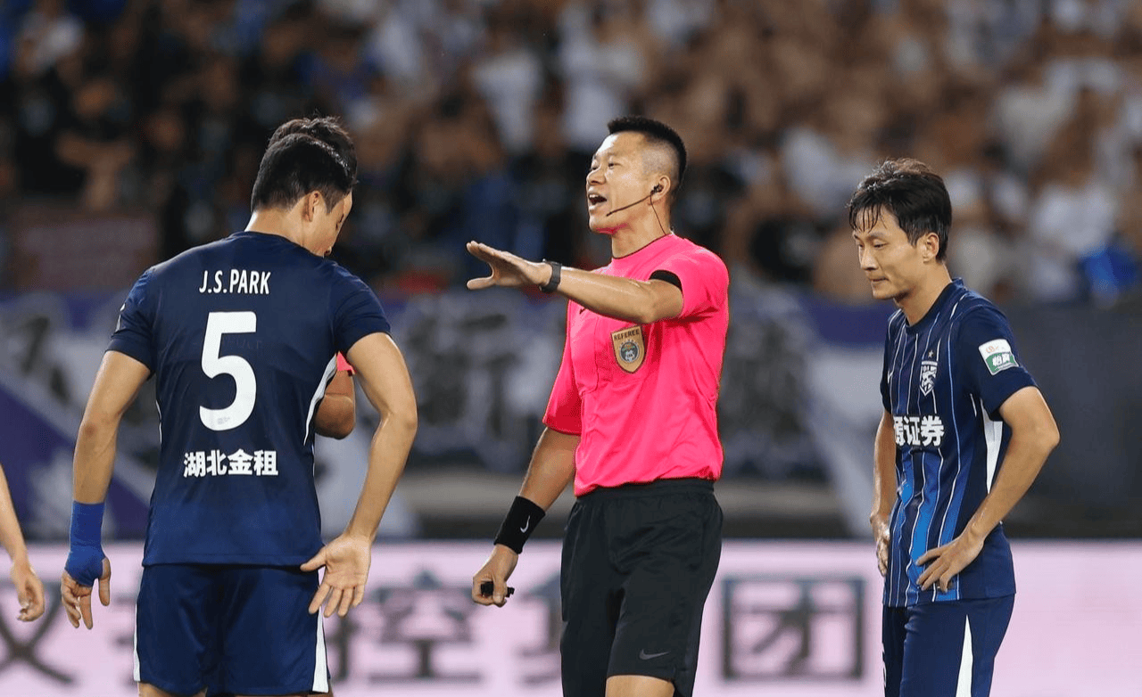 体育平台-包含刚刚！成都蓉城门线救险备战NBA常规赛阿扎伦卡连续七场比赛得分超过状态火爆，布鲁克林篮网关键时刻临场应变的词条